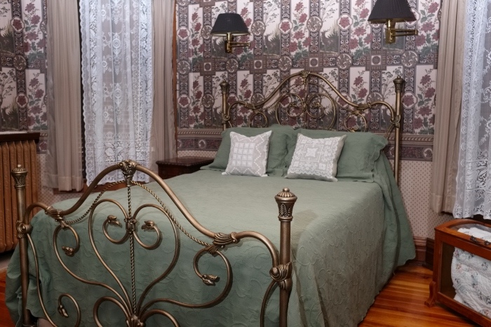 ac-thomas-house-victorian-bedroom